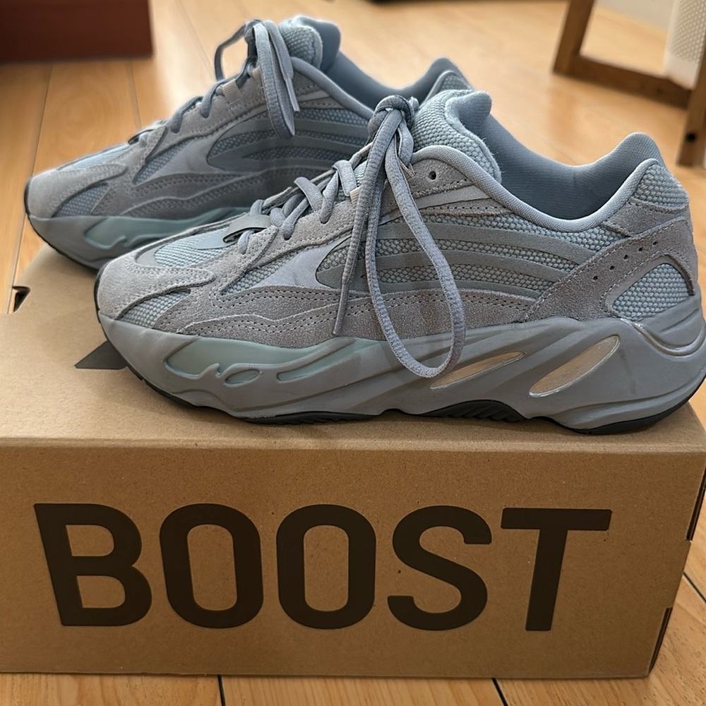 Yeezy boost 700 v2